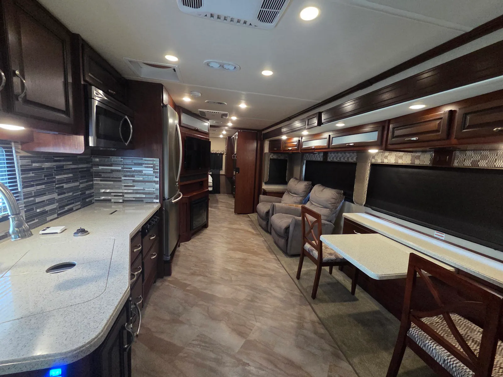 2017 Fleetwood Bounder 33C - Photo 4
