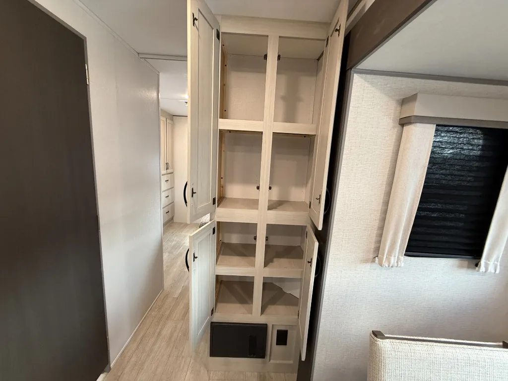 2027 Coachmen Catalina Legacy Edition 343BHTS (2 Queen Beds), Photos photo 43