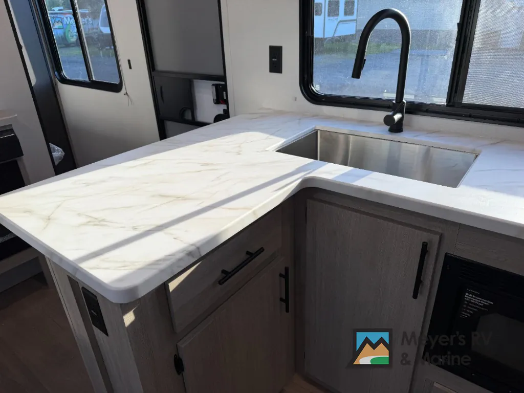 2027 East to West Della Terra 280BH, Photos photo 11