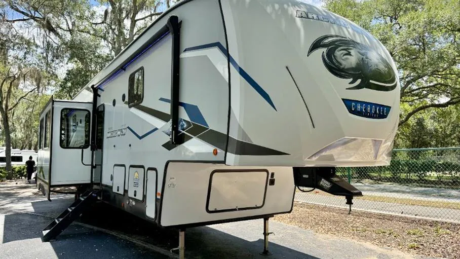 2023 Forest River Cherokee Arctic Wolf 3810 SUITE - Photo 2