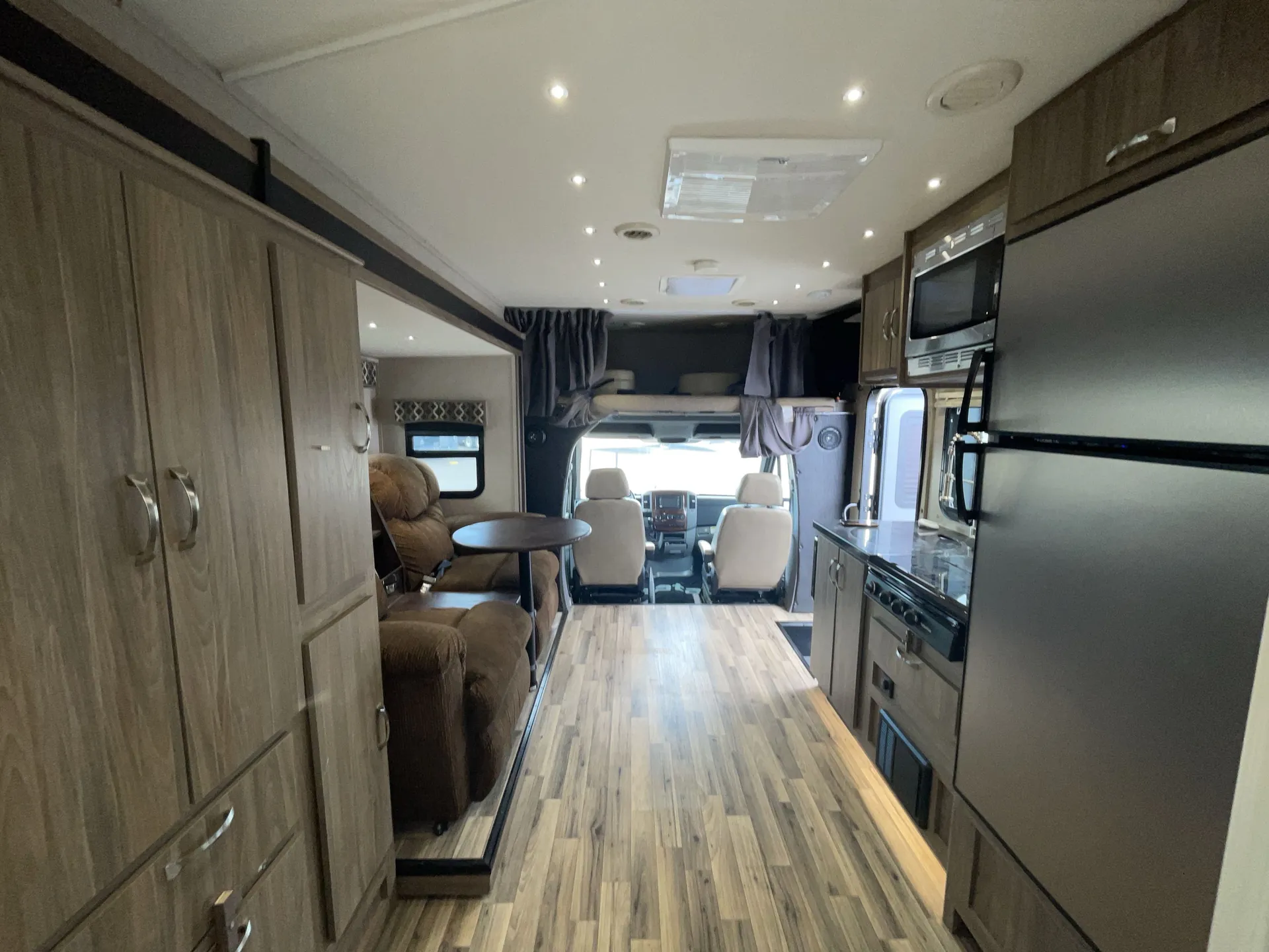 2018 Dynamax Corp Isata 3 24FW — living area main