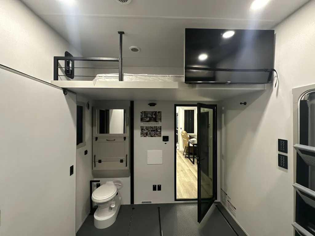 2026 Brinkley Model G 3950, Photos photo 9