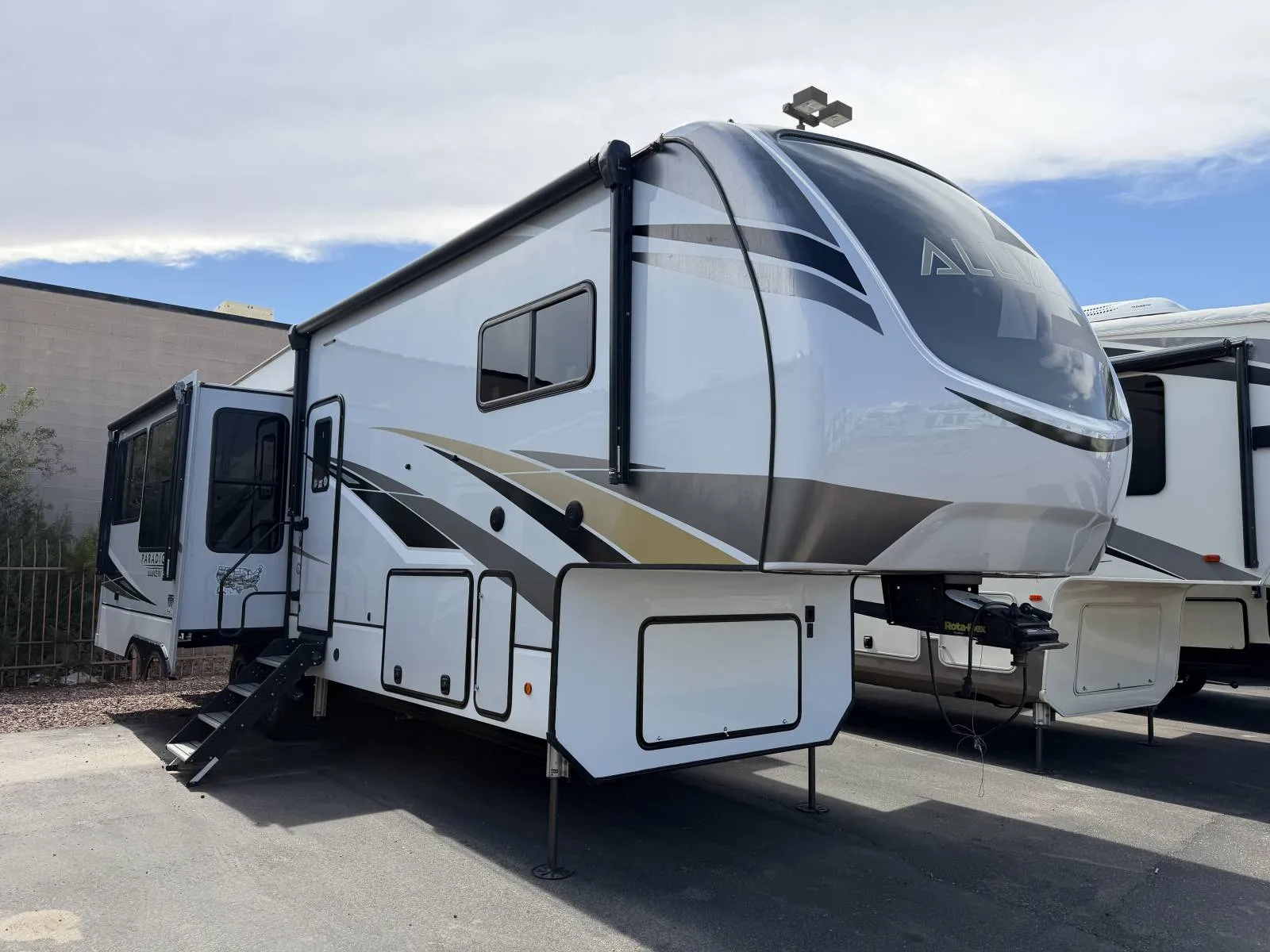 2021 Alliance RV Paradigm 310RL - Photo 2