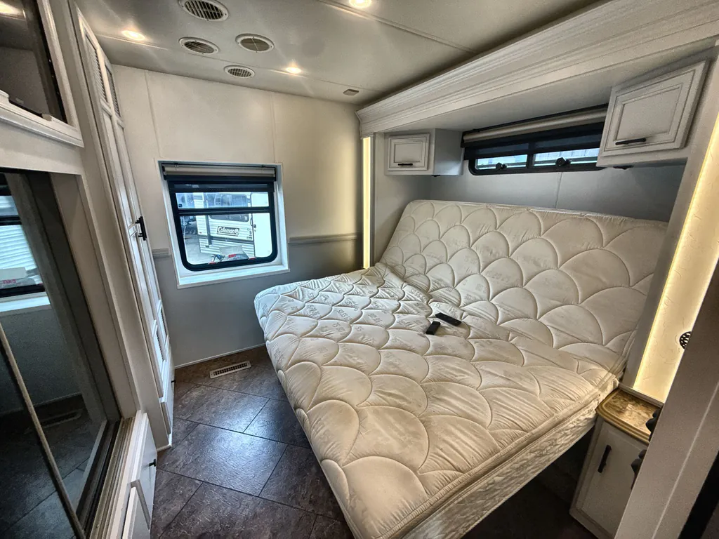 2015 Newmar Canyon Star 3914, Photos photo 14