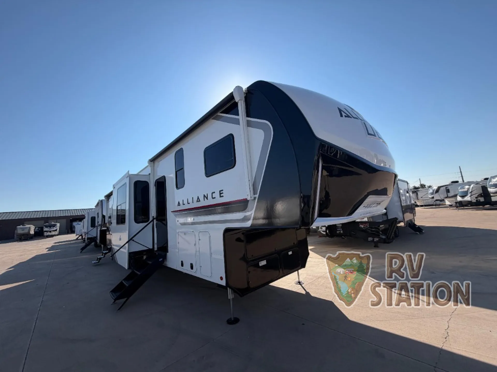2027 Alliance RV Valor 4213 - Photo 2