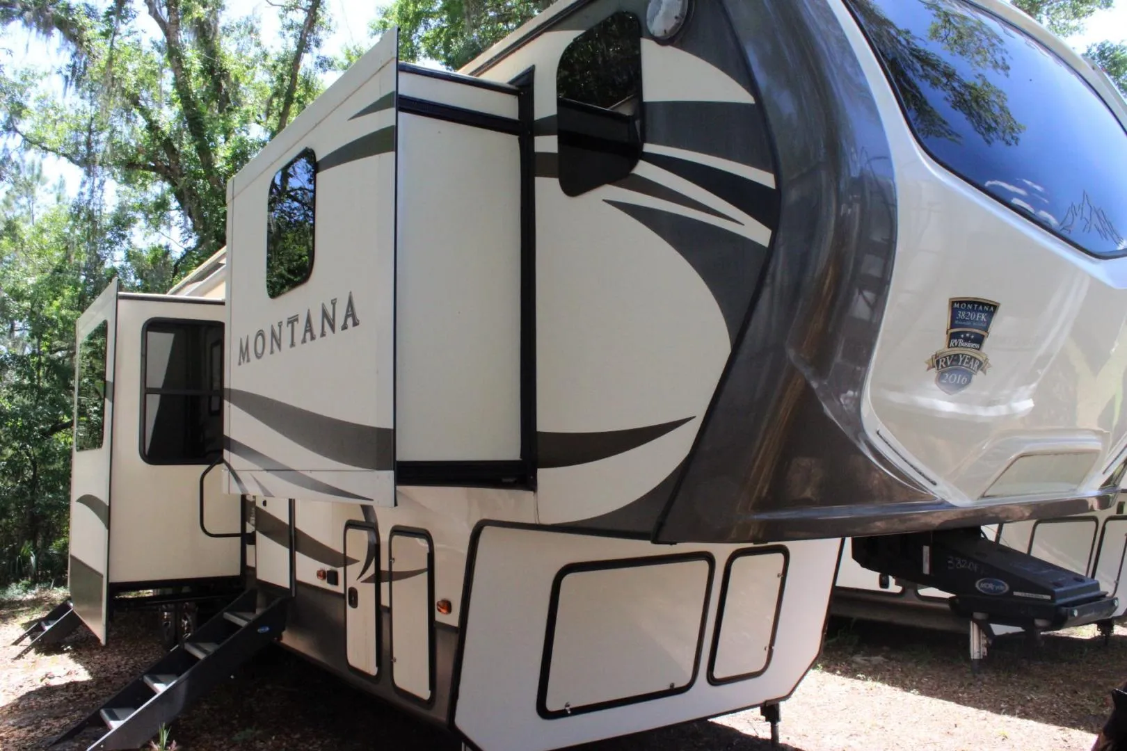 2016 Keystone Montana 3820FK - Photo 2