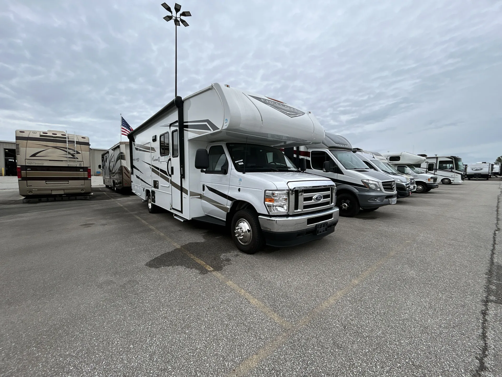 2025 Coachmen Freelander 26MB - Photo 2
