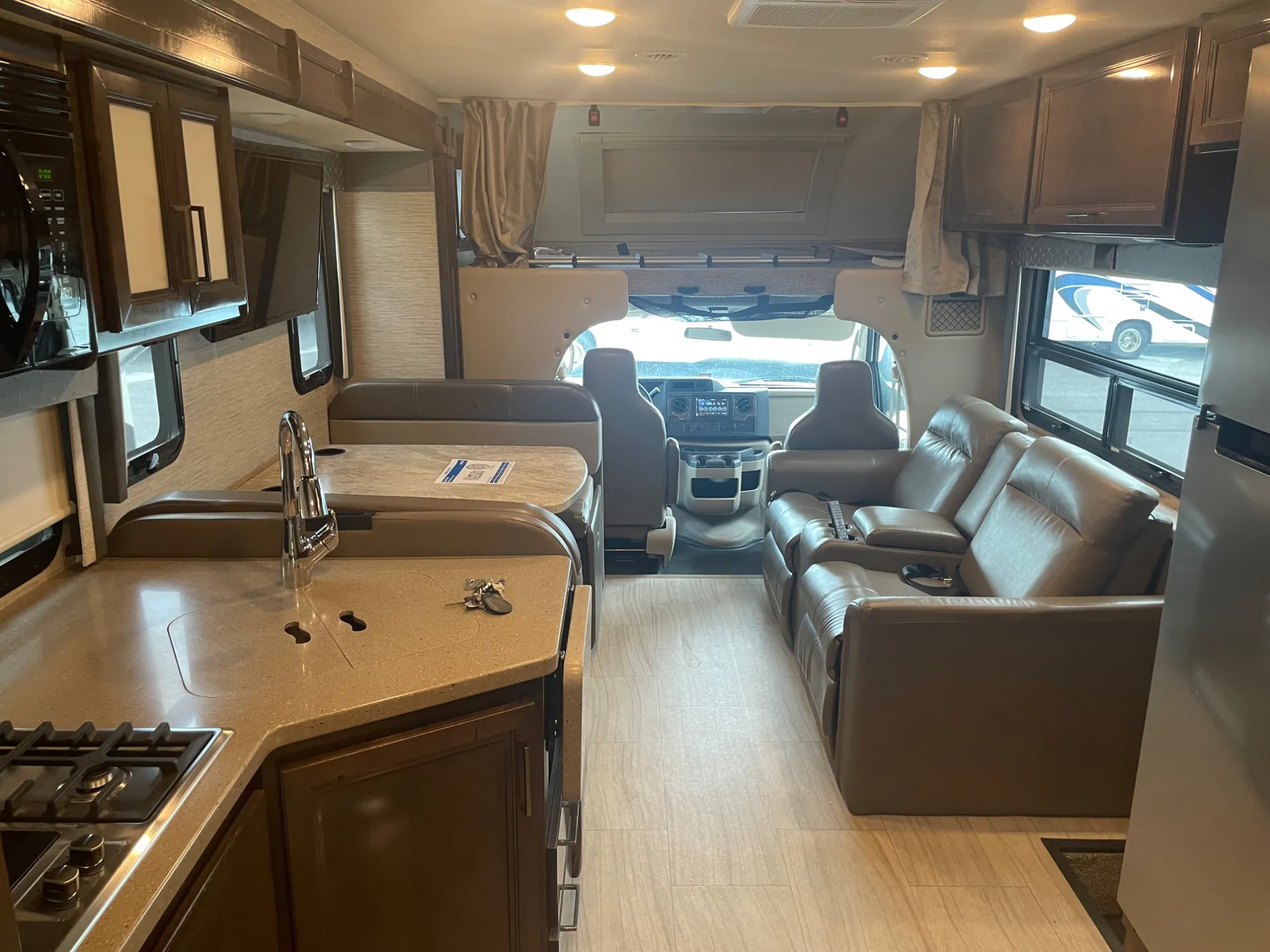 2021 Thor Motor Coach Quantum JM31 - Photo 3