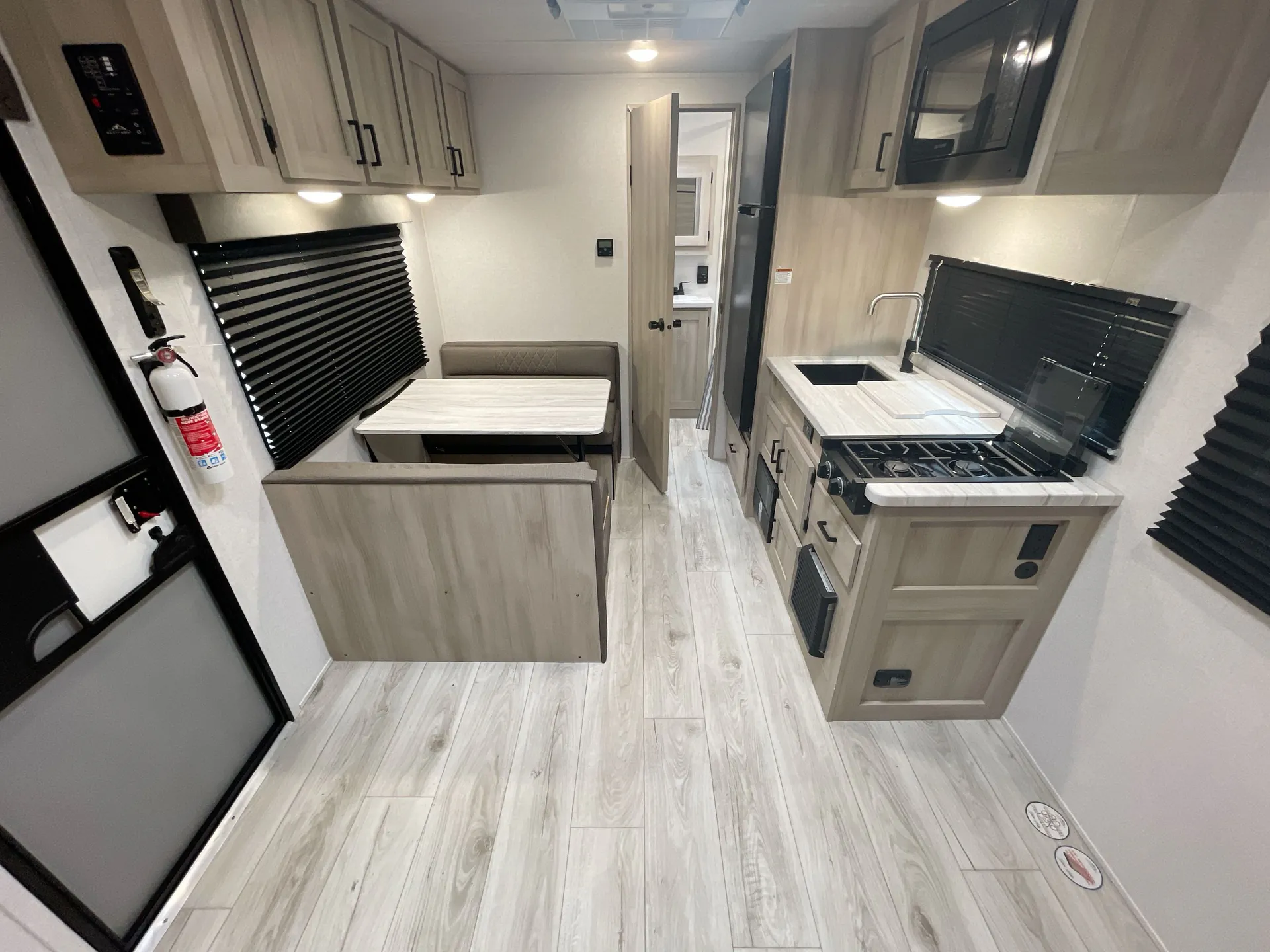 2025 East to West Silver Lake LE 1600RBLE — cabinet