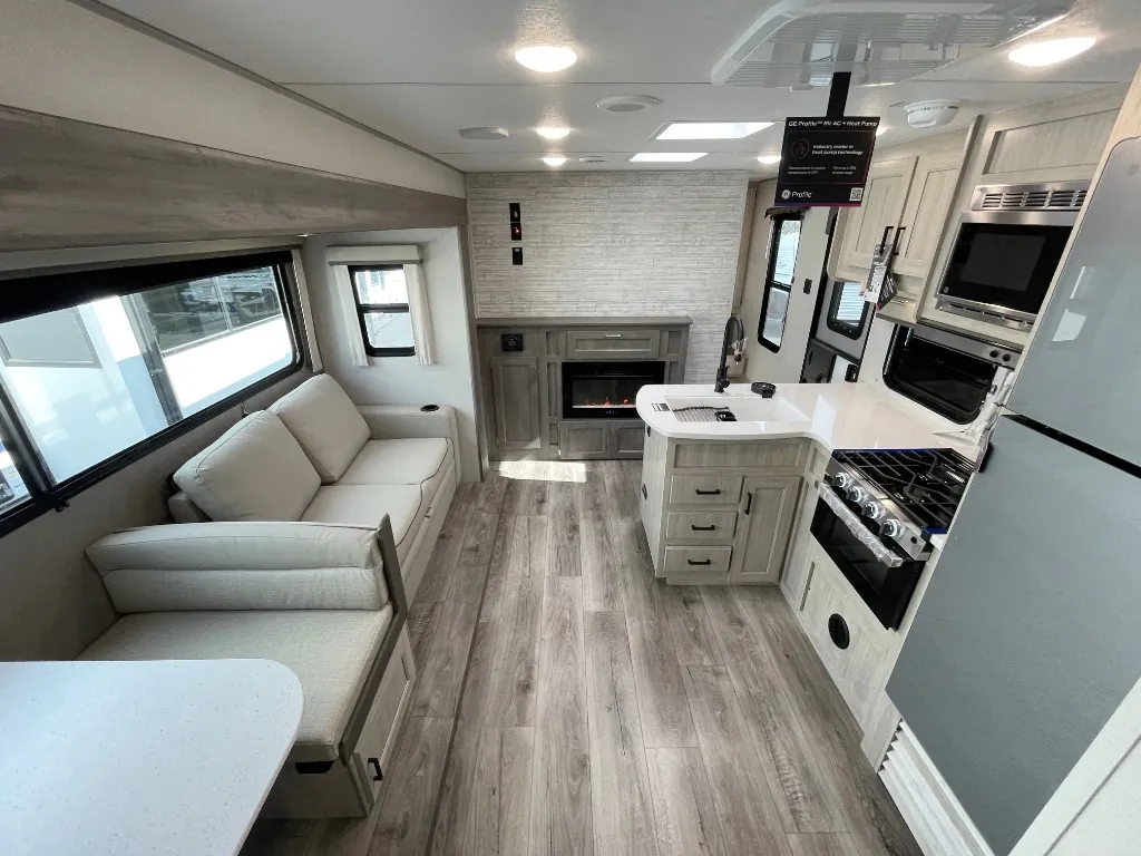 2027 Coachmen Catalina Legacy Edition 333DBDSCK, Photos photo 3