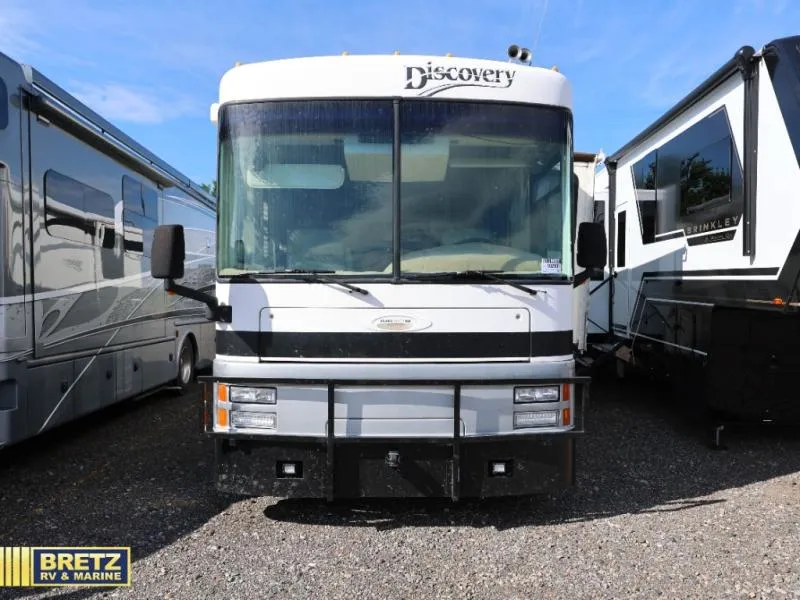 2002 Fleetwood RV Discovery 37T - Photo 2