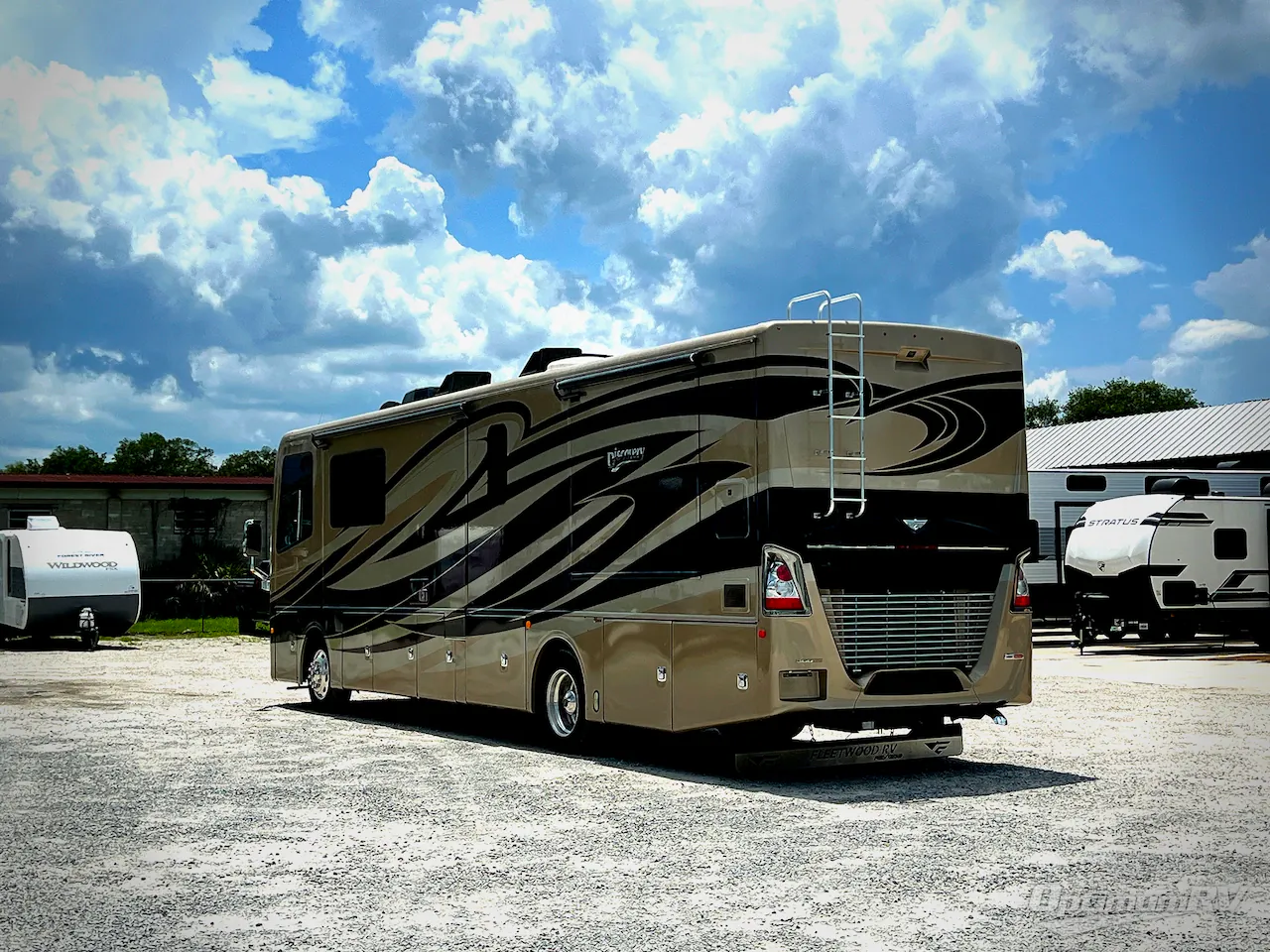 2017 Fleetwood Discovery 37R - Photo 4