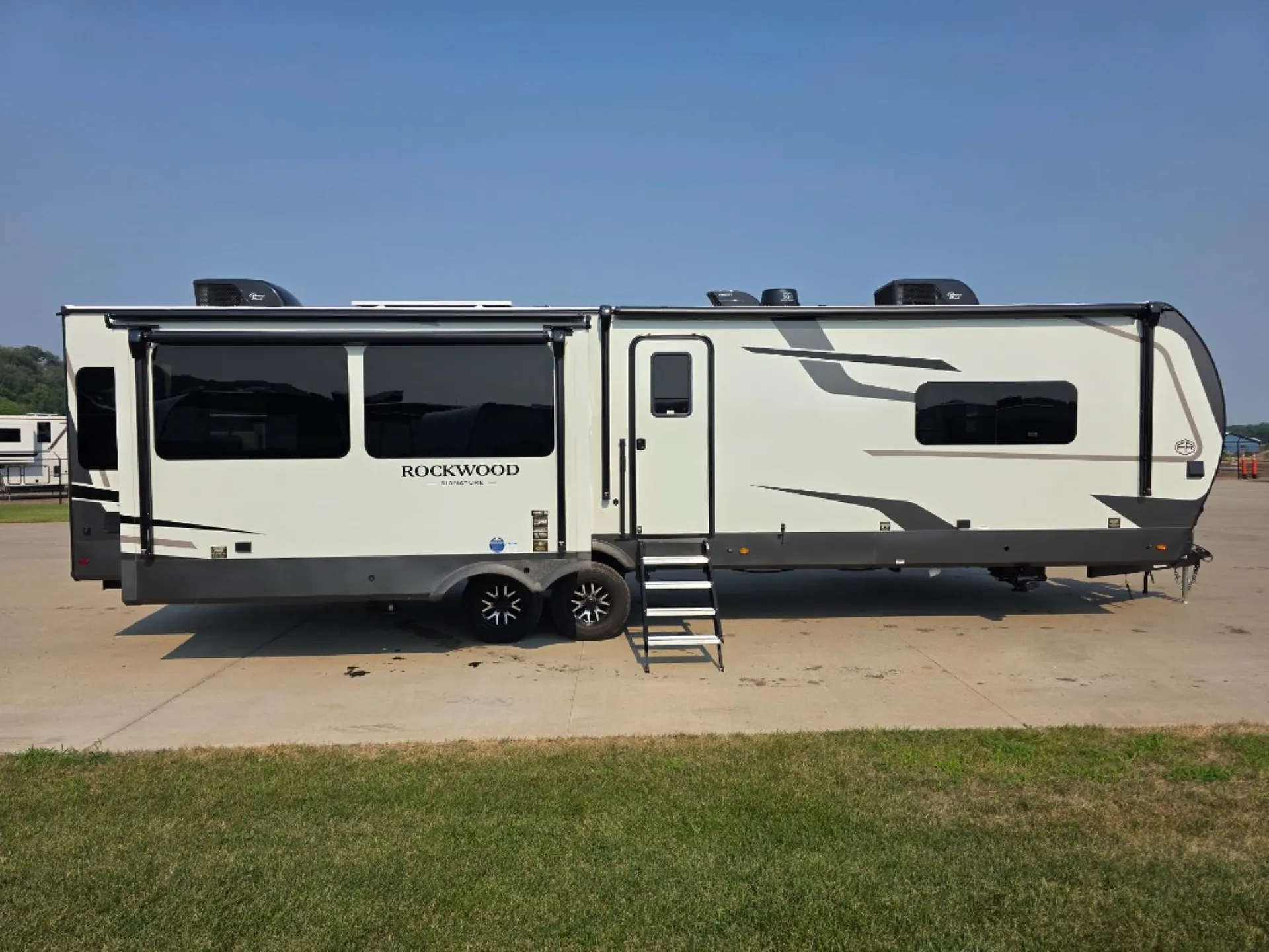 2027 Forest River Rockwood Signature 8392RL - Photo 4