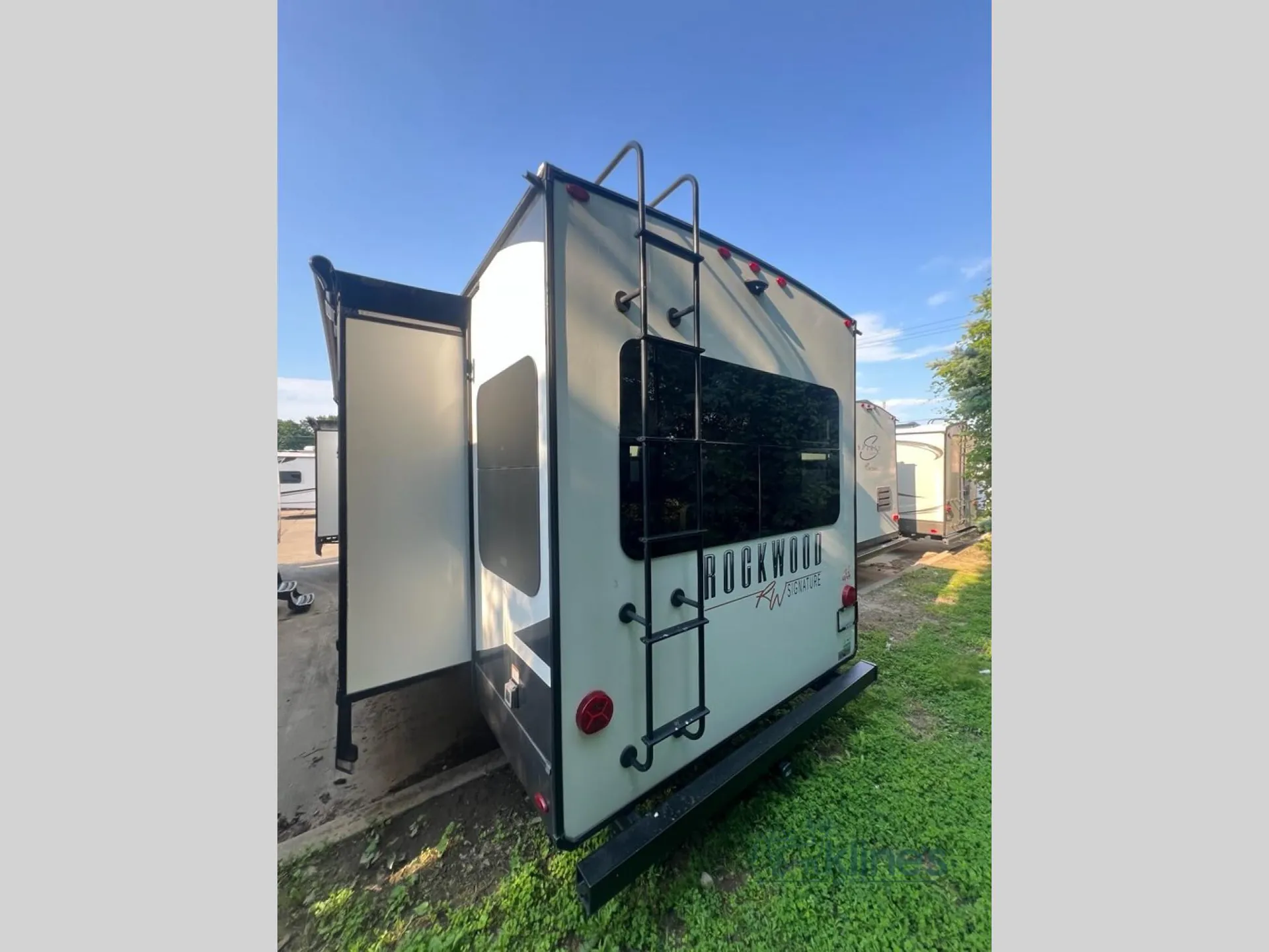 2022 Forest River Rockwood Signature Ultra Lite 8337RL - Photo 4