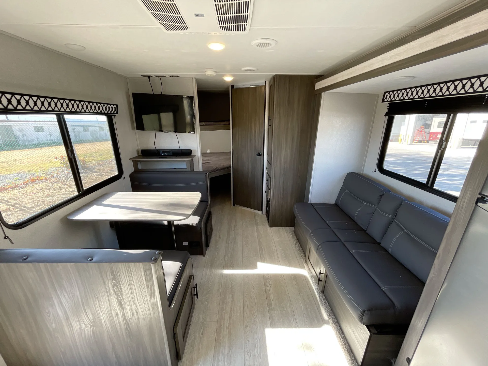 2022 Shasta Shasta 25RS — living area main