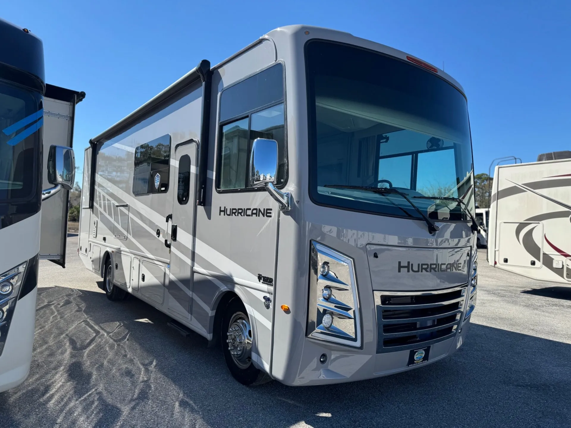 2026 Thor Motor Coach Hurricane 29L - Photo 2