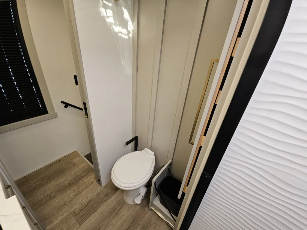 2026 Brinkley Model G 3950, Bathroom photo 2