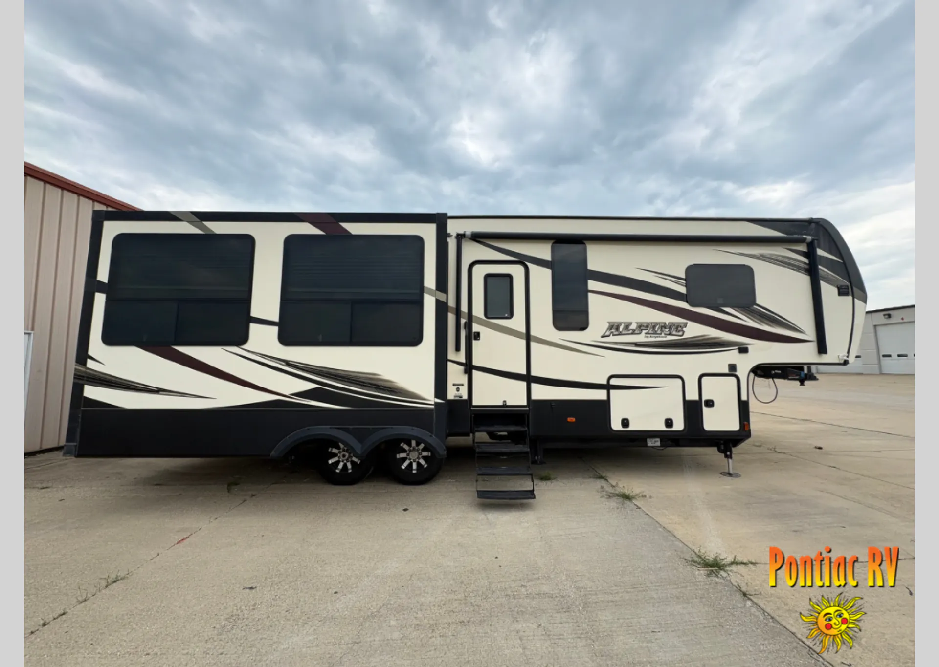2016 Keystone Alpine 3010RE - Photo 2