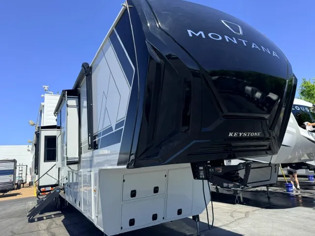 2026 Keystone Montana 3900RK - Photo 2