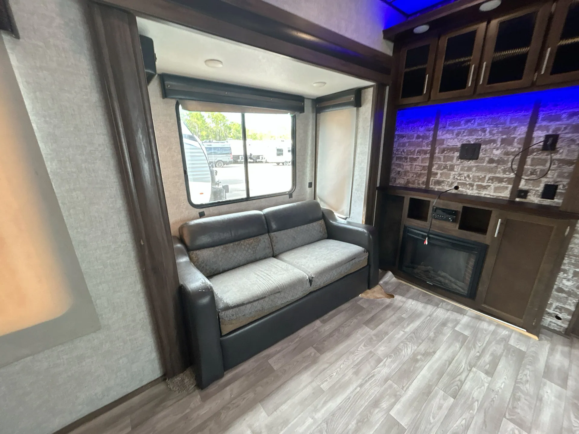 2019 Forest River Cherokee Arctic Wolf 305ML6 — living area main