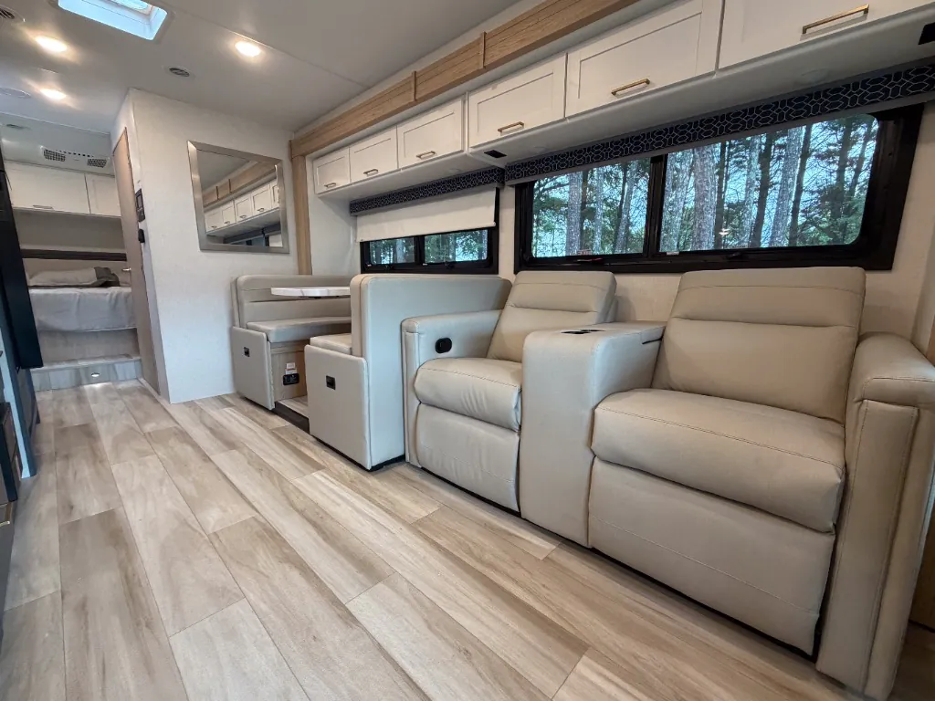 2027 Thor Motor Coach Quantum HS31, Photos photo 3
