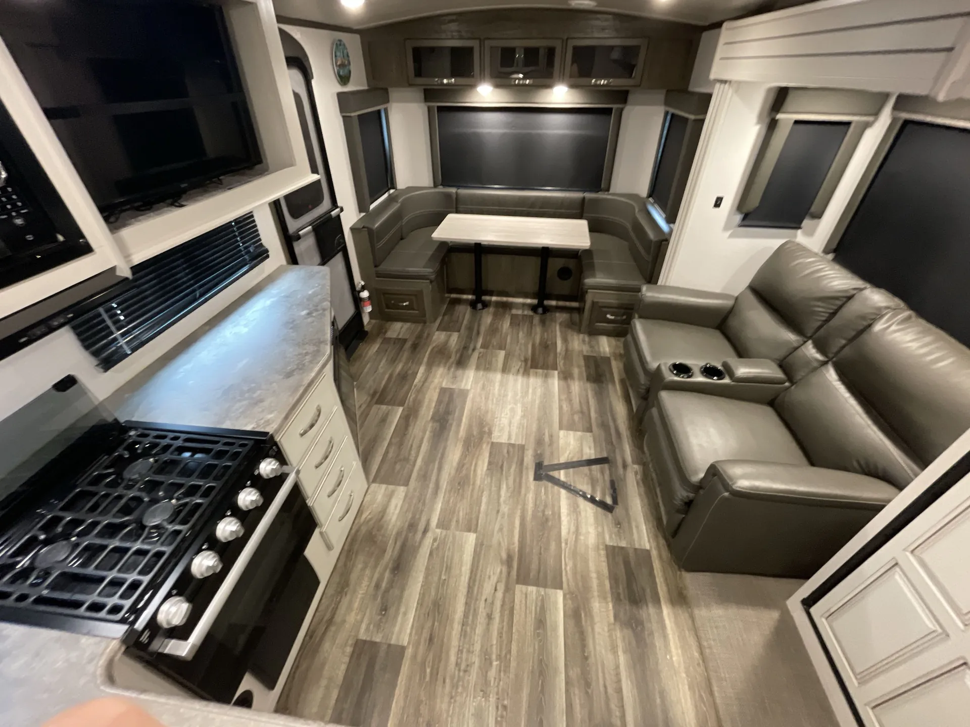 2021 Keystone Cougar Half-Ton 25RDSWE — living area main