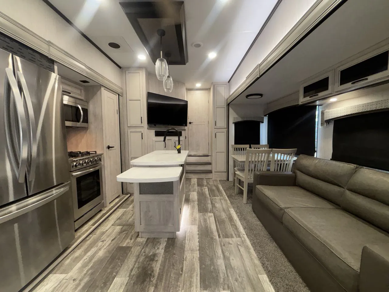 2023 Forest River Sandpiper Luxury 388BHRD — Photo 5