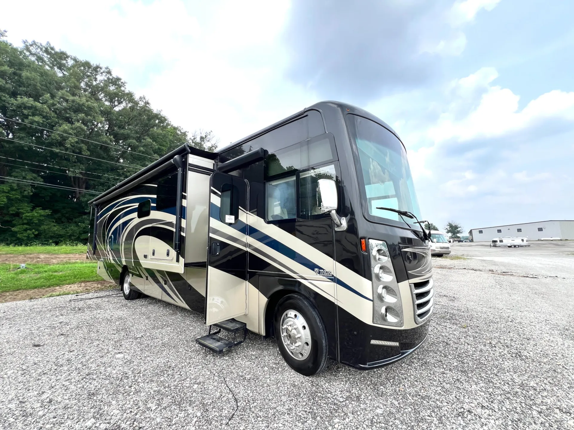 2019 Thor Motor Coach Challenger 37FH - Photo 2