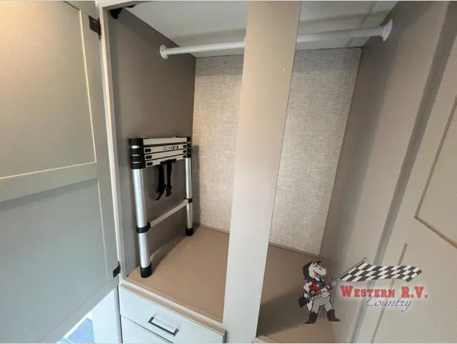 2021 Thor Motor Coach Quantum LH26 - Photo 3