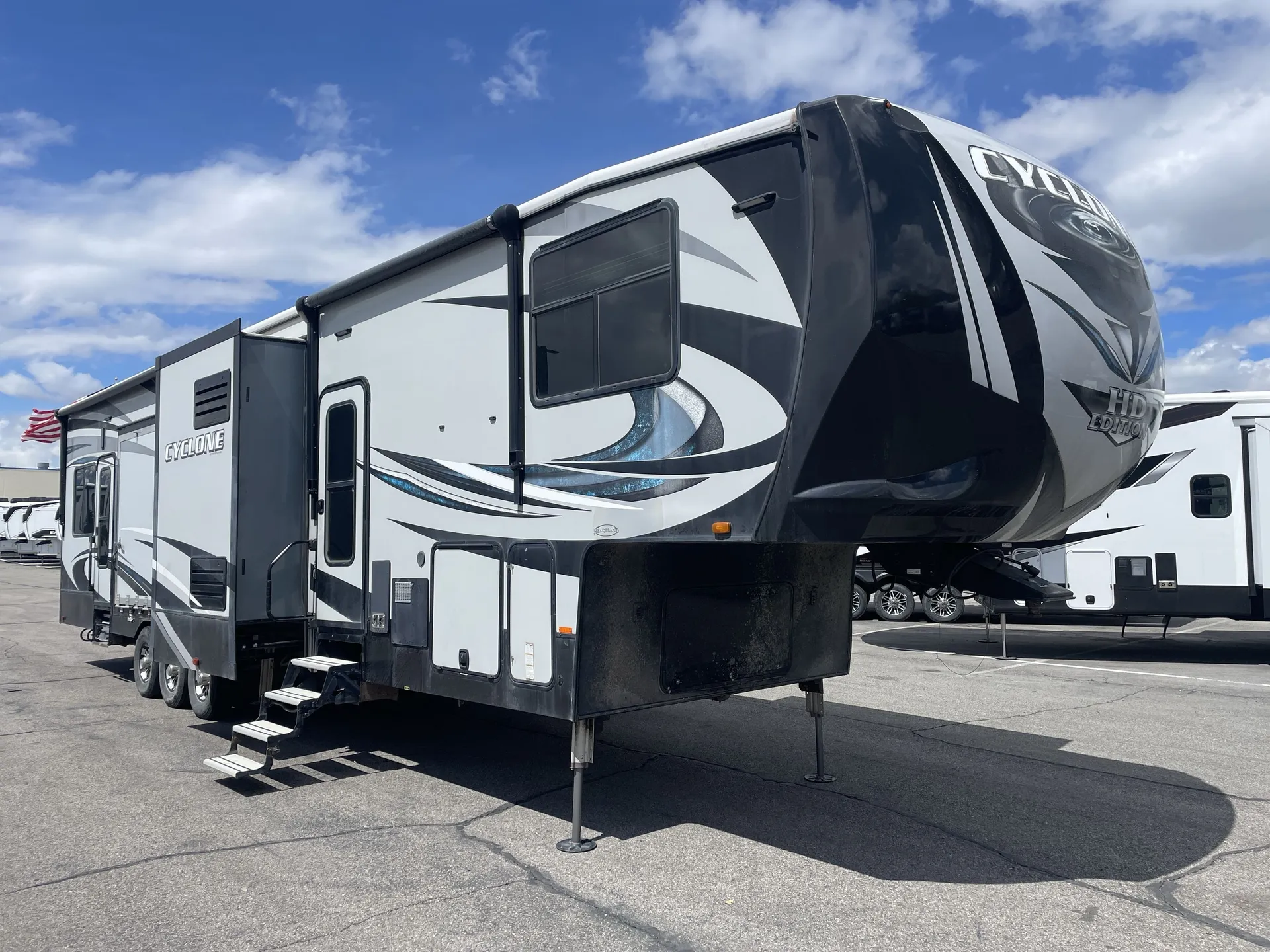 2018 Heartland Cyclone 4250 - Photo 2