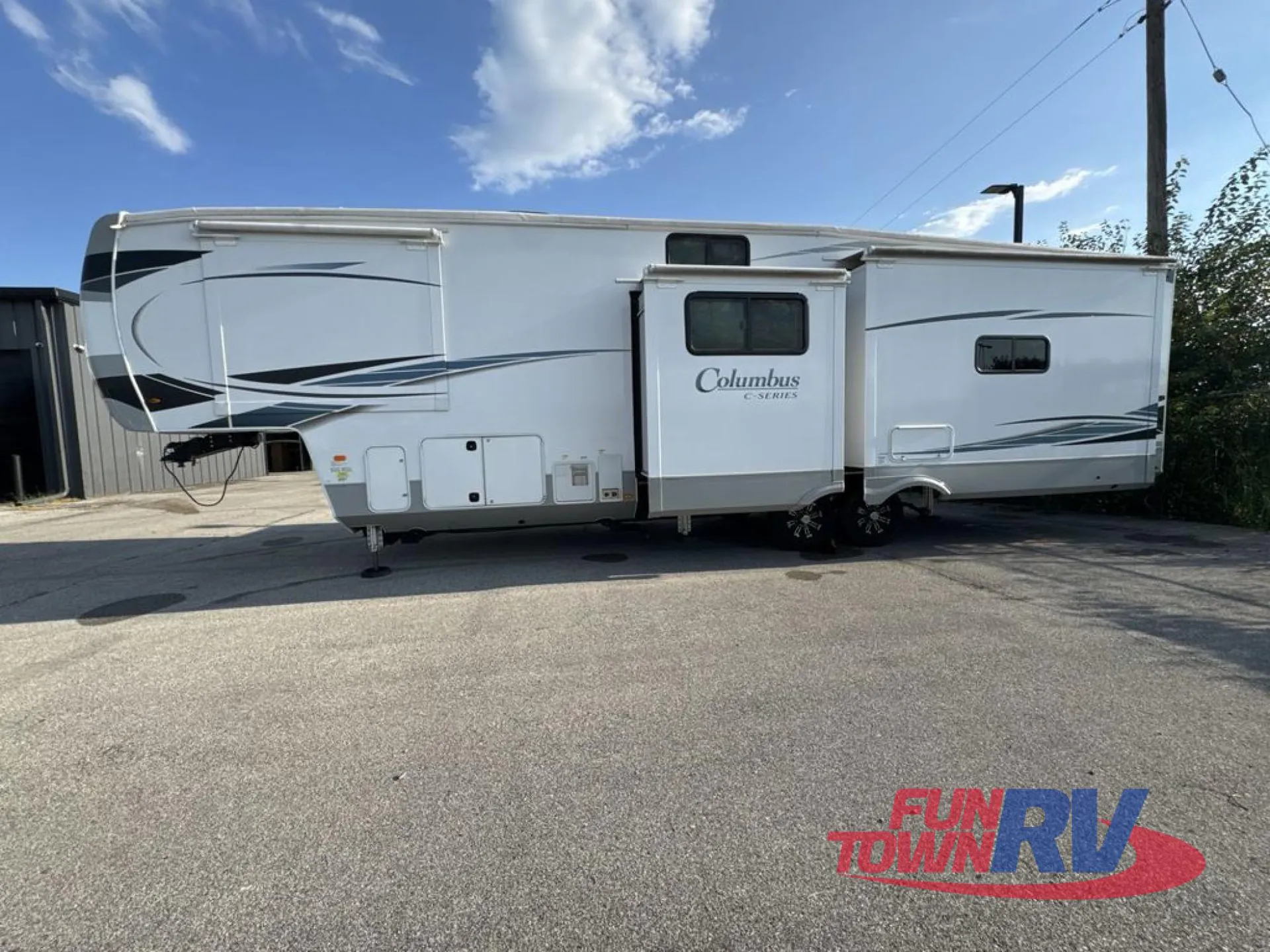2022 Palomino Columbus 379MB dealer photo 4 from Fun Town RV