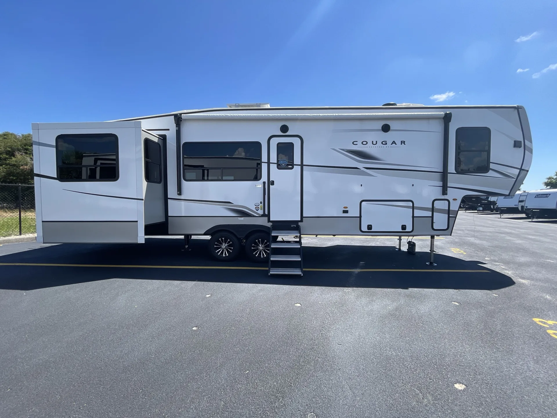 2023 Keystone Cougar 320RDS - Photo 2