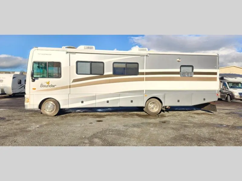 2006 Fleetwood RV Bounder 33R - Photo 3