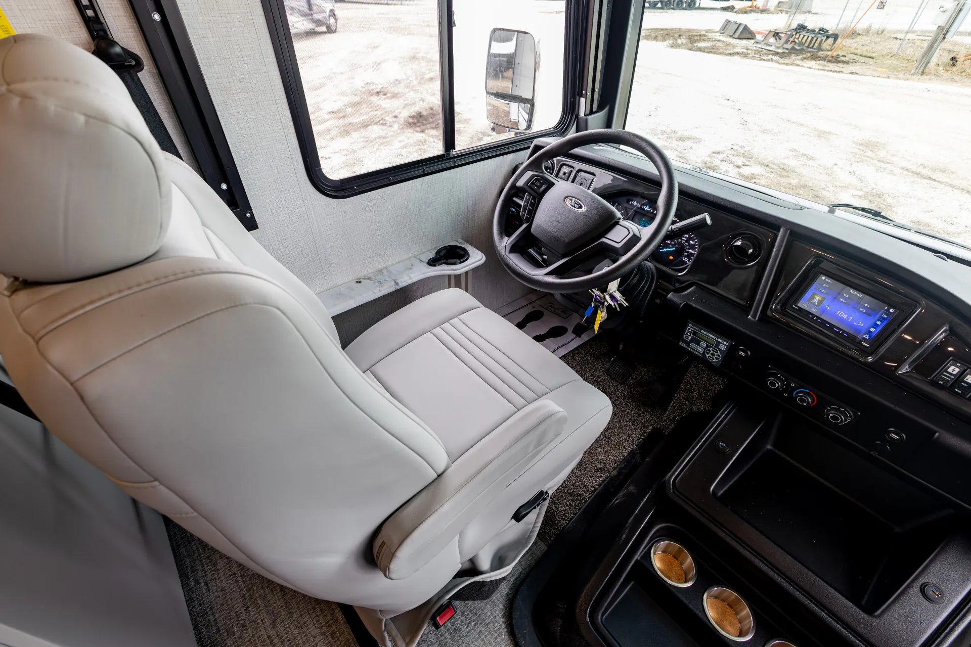 2026 Fleetwood Flair 32S - Photo 4
