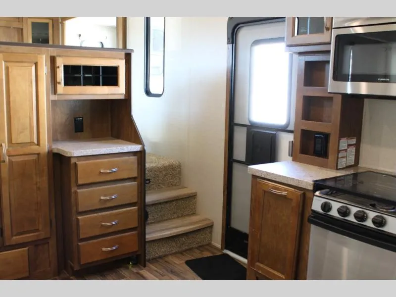 2019 Shasta RVs Phoenix 370FE - Photo 4