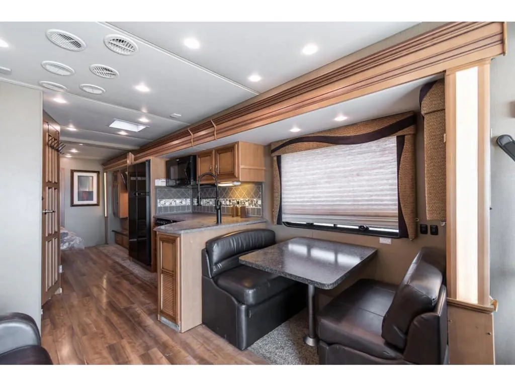 2015 Newmar Canyon Star 3921, Photos photo 6