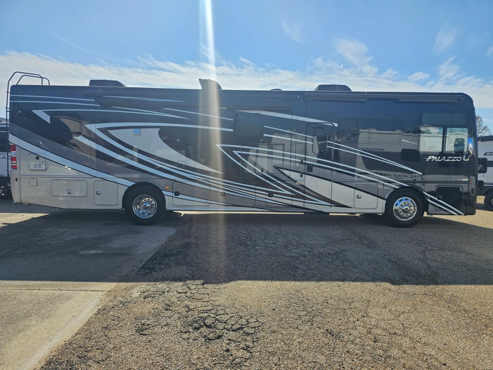 2023 Thor Motor Coach Palazzo 37.4 - Photo 3