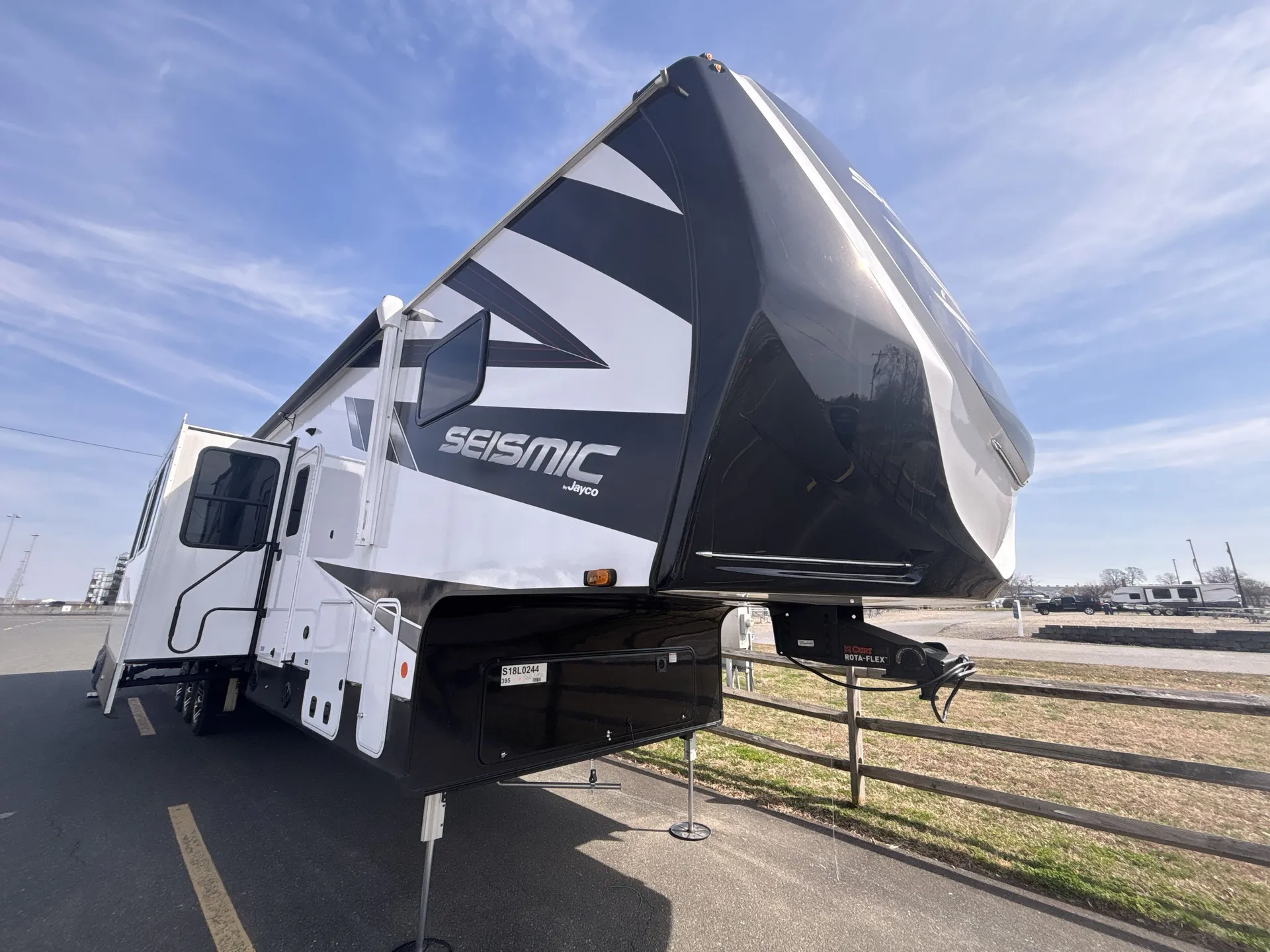2025 Jayco Seismic 395 - Photo 2