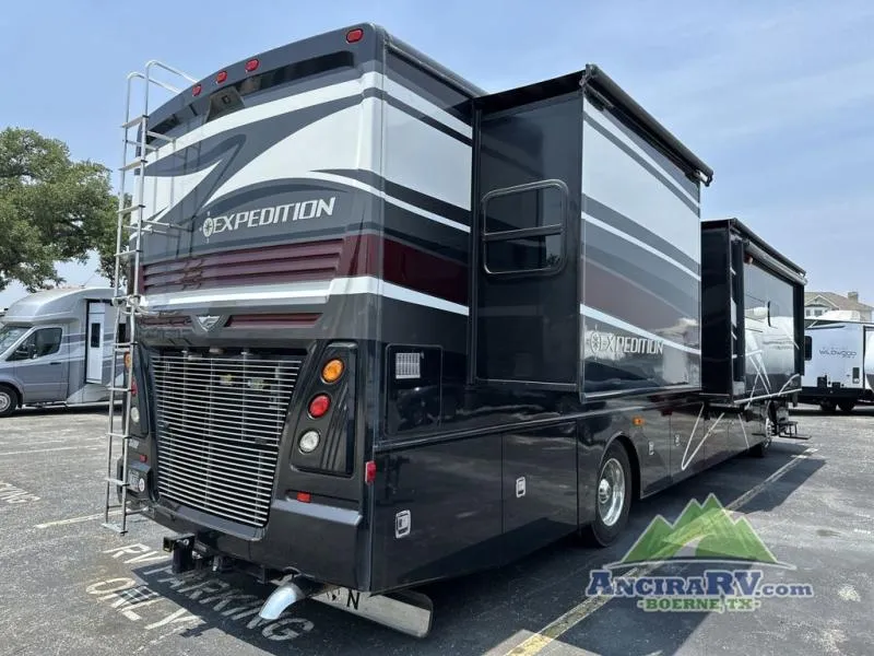 2015 Fleetwood Expedition 40X - Photo 2