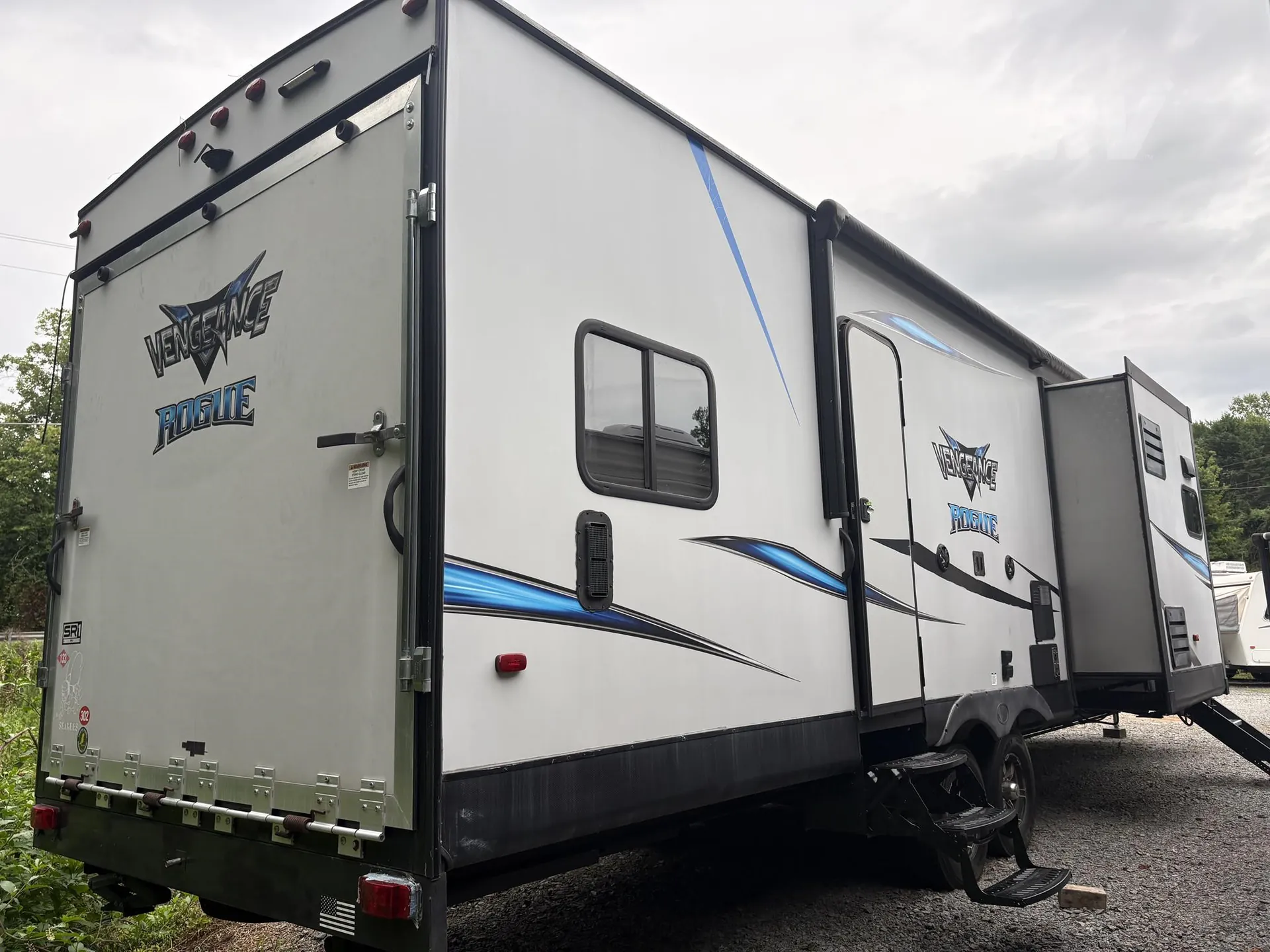 2019 Forest River Vengeance Rogue 32V - Photo 3