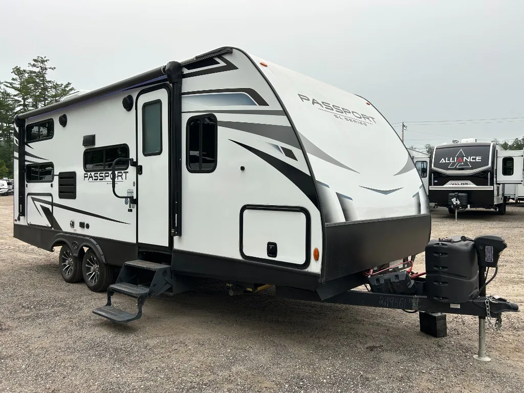 2023 Keystone Passport SL 221BH - Photo 2