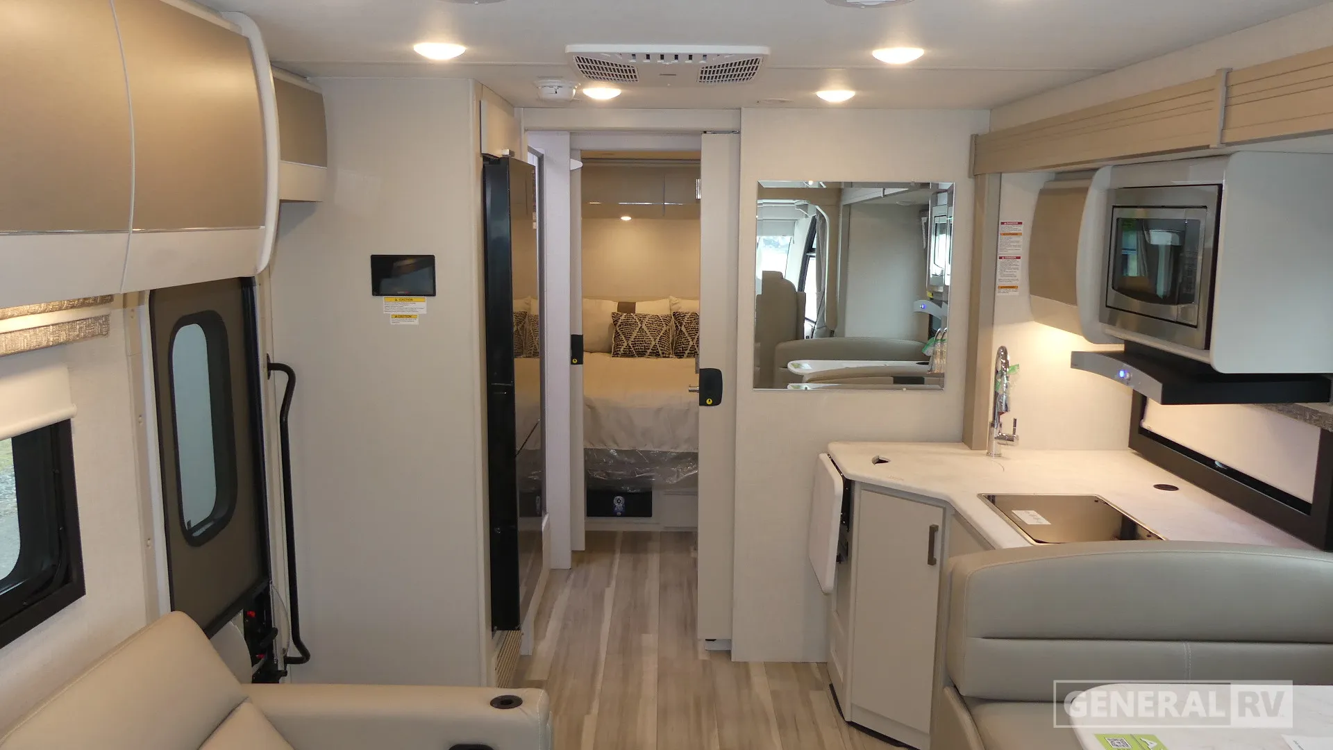2026 Thor Motor Coach Axis 281 - Photo 3