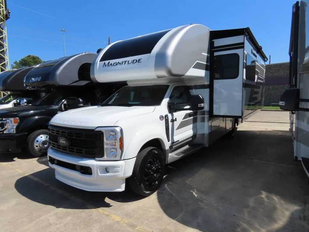 2026 Thor Motor Coach Magnitude Grand S29 - Photo 3