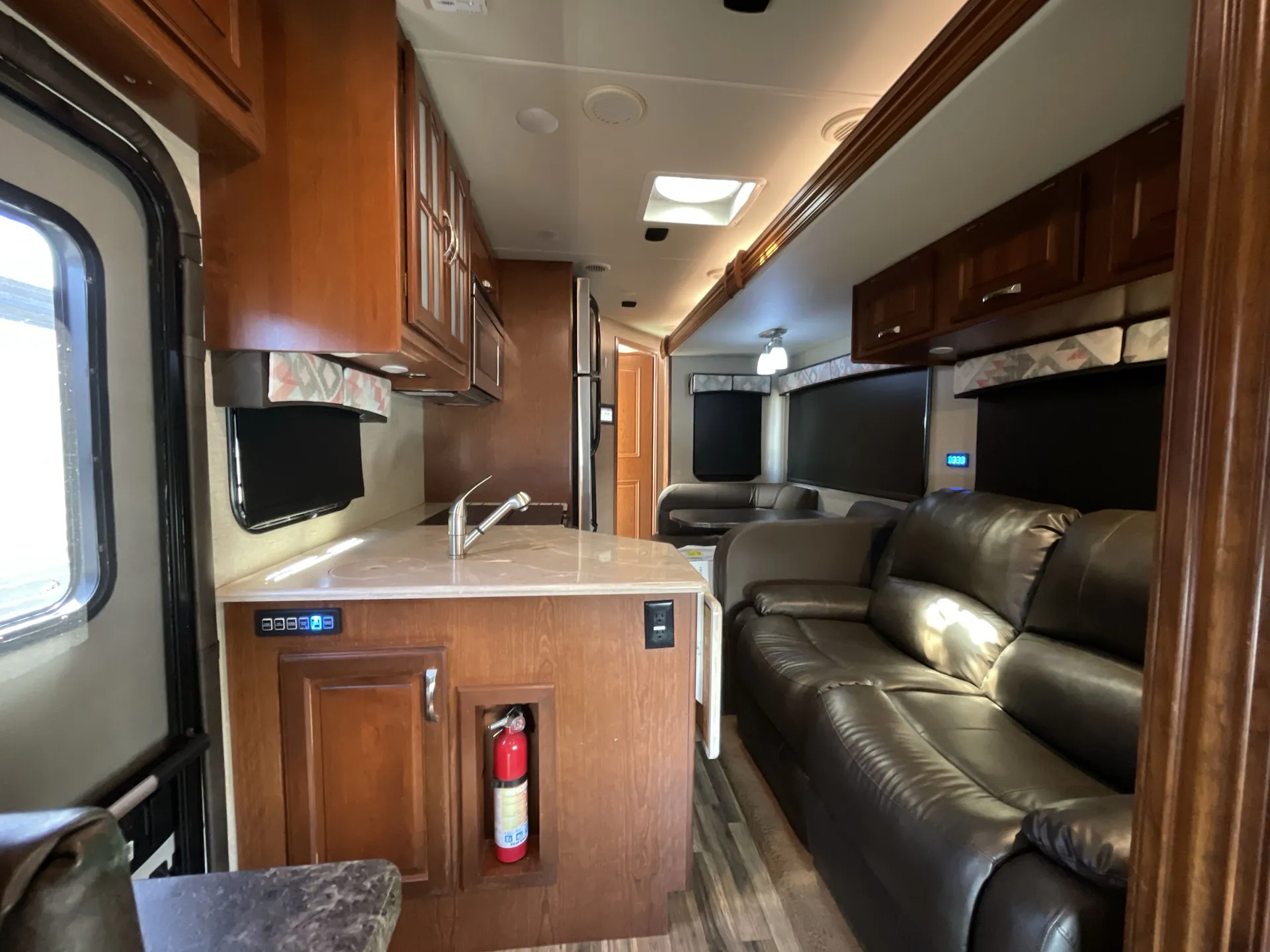 2017 dynamax Isata 5 36DS — living area main