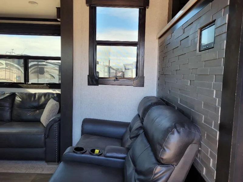 2021 CrossRoads Redwood RW3981FK - Photo 4
