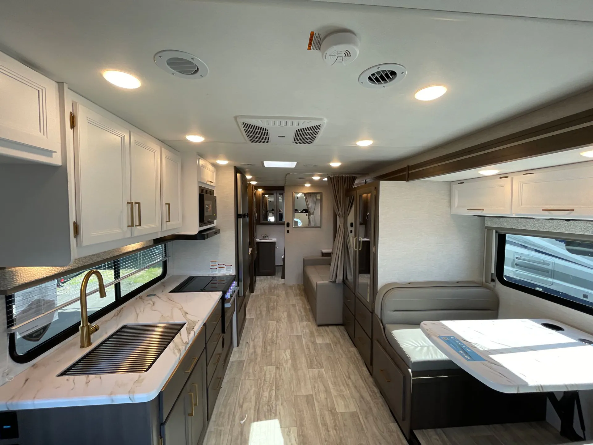 2025 Thor Motor Coach Chateau 27P - Photo 2