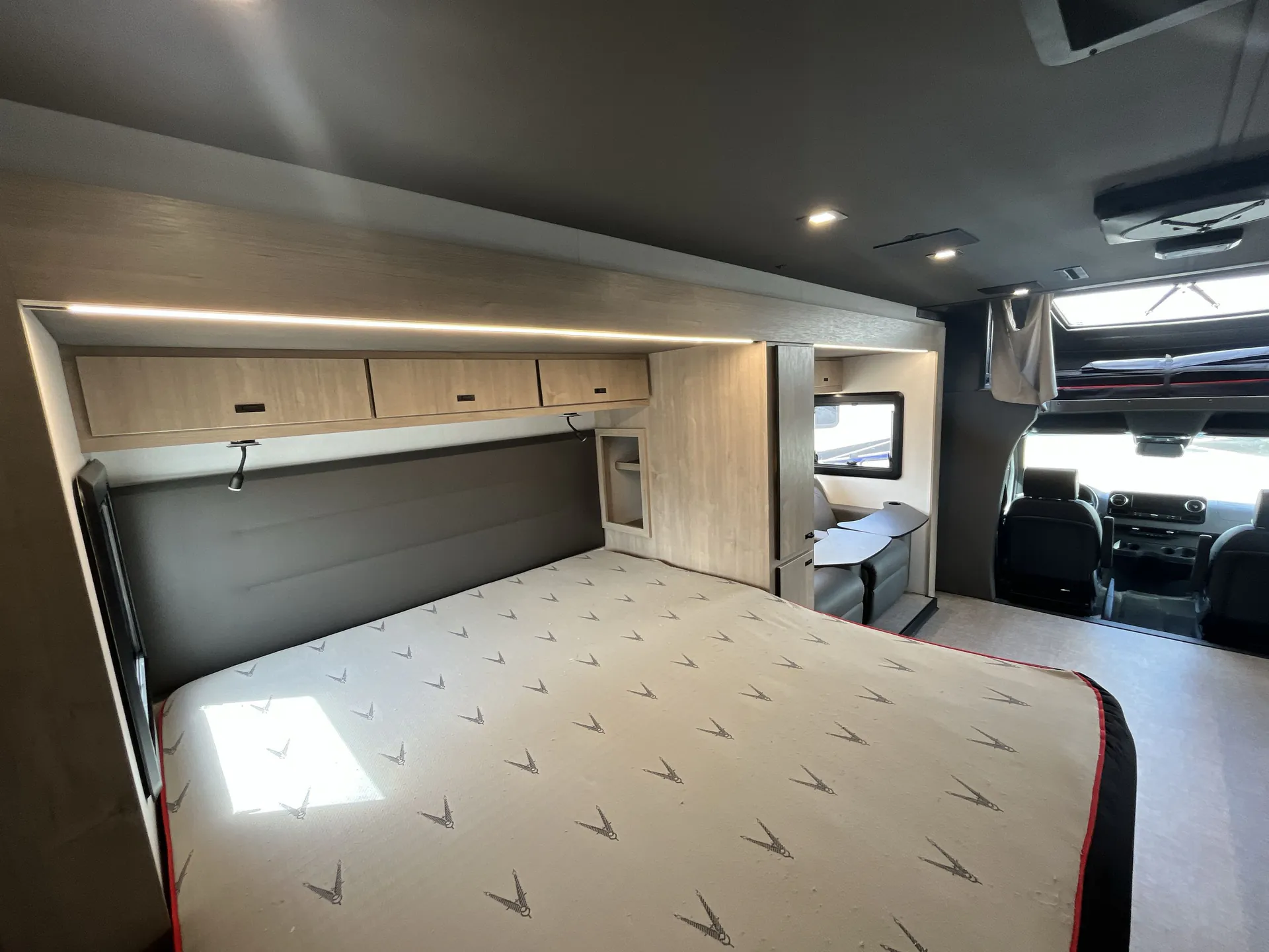 2025 Grand Design Lineage Series M 25FW - Photo 4