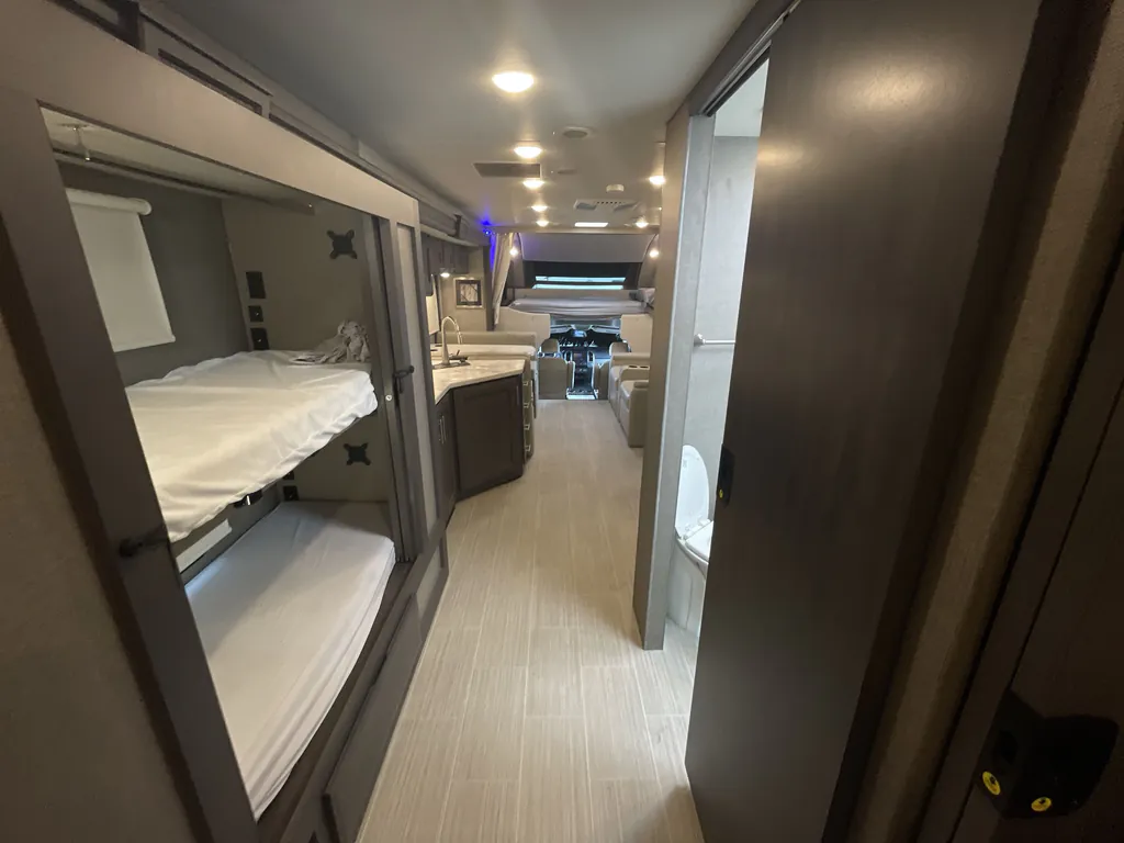 2022 Thor Motor Coach Magnitude RS36, Photos photo 3