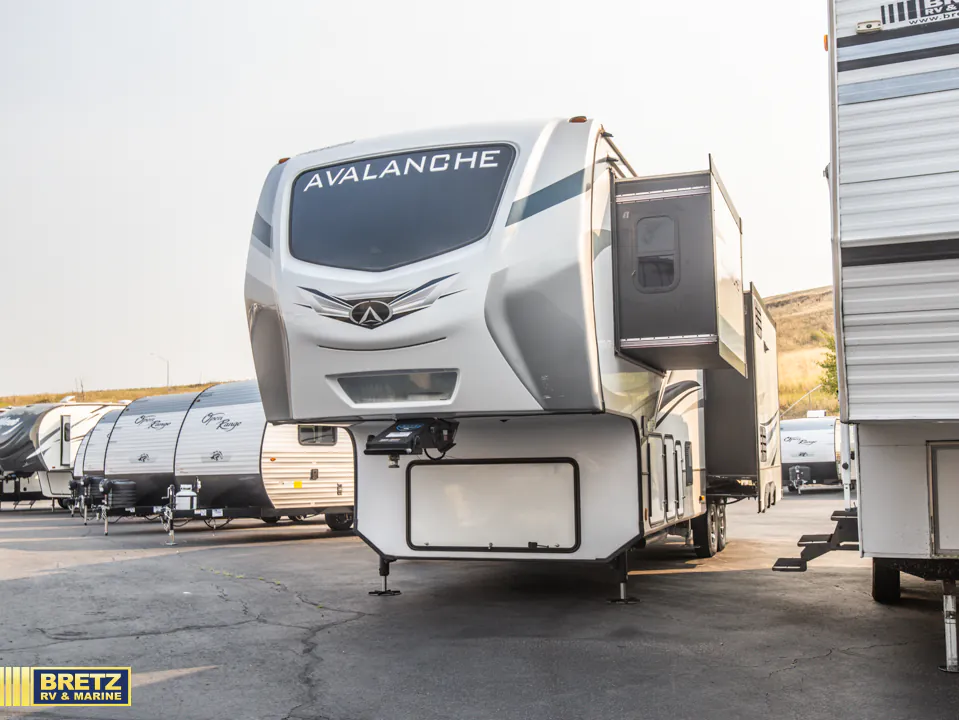 2022 Keystone Avalanche 312RS - Photo 4