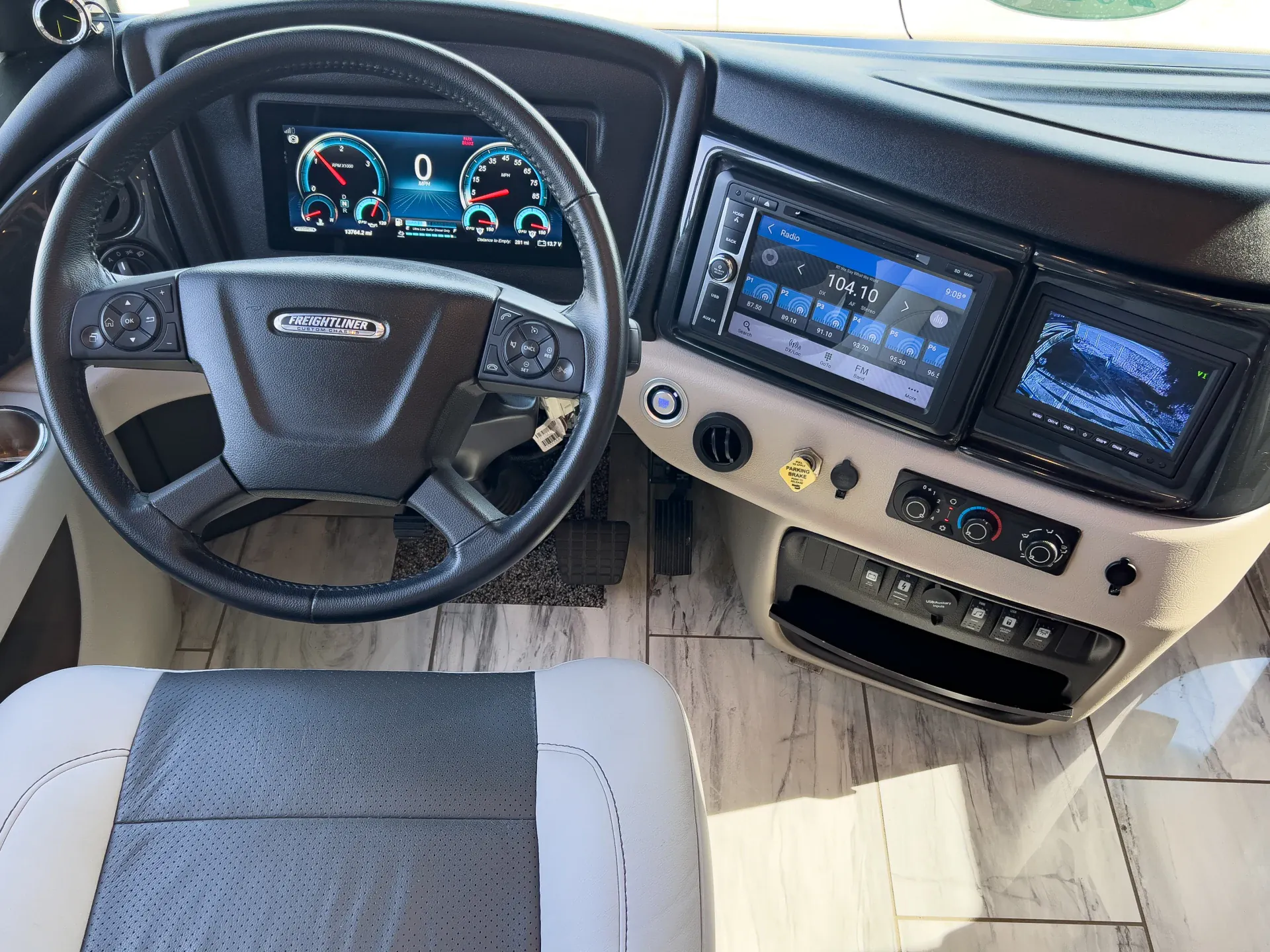 2024 Fleetwood Discovery LXE 40M - Photo 3